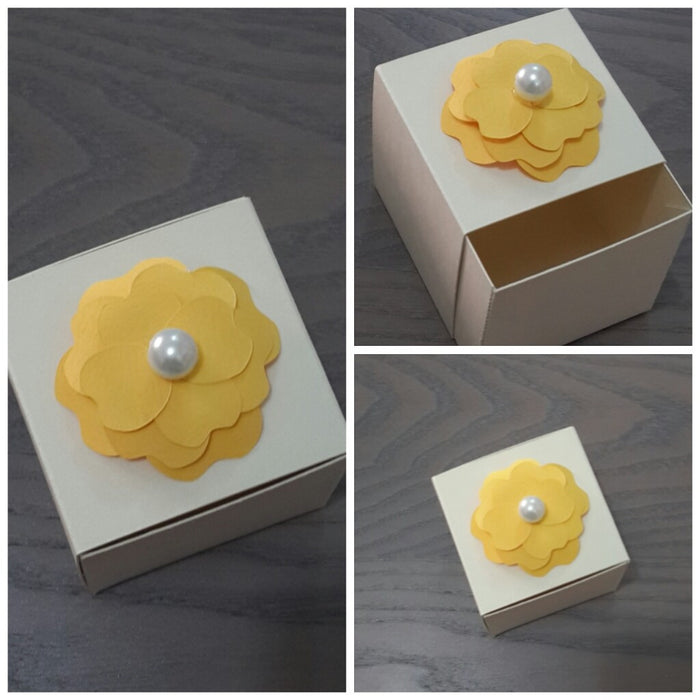 Flower # 3 with pearl - Favor Boxes (Min. 30 pcs)